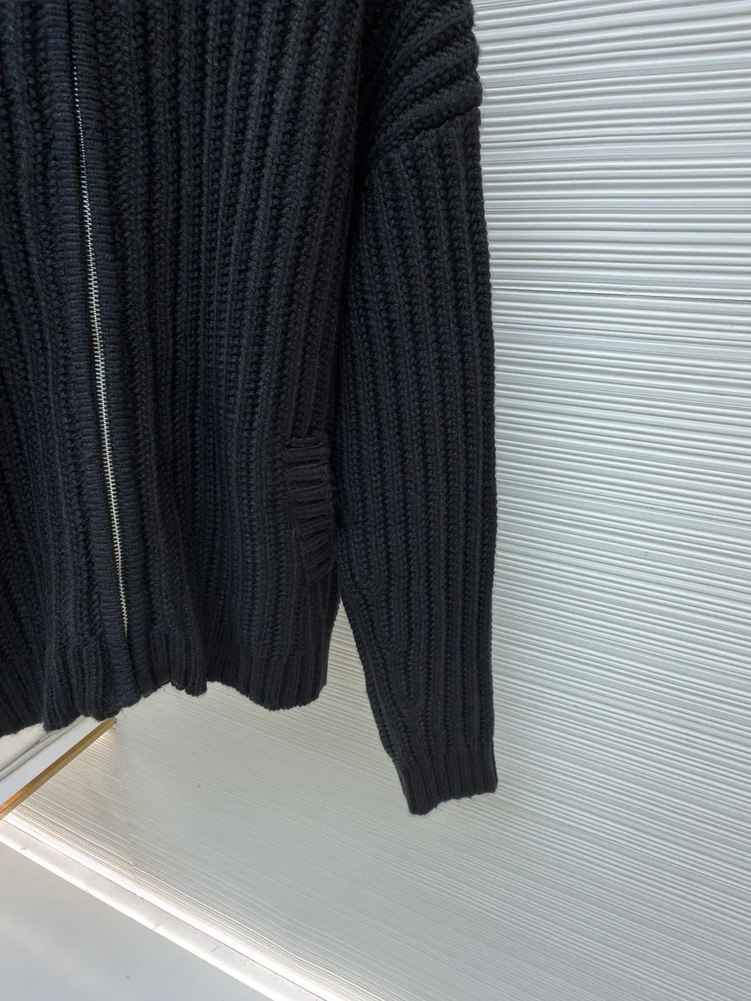 Acne Studios embroidered zipper sweater jacket ●Original version: purchased and developed for 8500 ●Item number: 1682074-B95 ●Fabric: wool blended fabric ●Technology: embroidery production ●Color: black ●Version: fitted version ●Weight: about 1795 grams ●Size: S-M-L-XL ●Description: Custom-woven mellow black woolen texture material, full texture, thick and solid Every inch of fiber contains heavy warmth. The main color is rich black, exuding an irresistible charm. The longitudinal knitted lines on the front panel are more profound and three-dimensional. The exquisite zipper design is cleverly integrated into the knitted jacket, making the jacket instantly revitalized. The white embroidered logo on the back panel jumps out on the black in an elegant manner, carrying the brand's story and history. The heavy texture texture shows its luxurious charm everywhere. It shows a unique fashion attitude in minimalism and uses imported machine embroidery technology. It uses advanced computer control systems and precision mechanical components to realize Acne's seasonal embroidery logo operations with high precision. The lines are smooth and delicate. The garments are washed with softening and deodorizing technology. Professional washing equipment and specific detergents are used to deeply clean and deodorize the clothes to improve the feel and appearance of the clothes. The overall wiring is straight and delicate, the fabric is comfortable and soft, and the color is consistent without color difference. It can be matched with the same style to create a fashionable look and control various occasions. Customized accessories, complete with three standards, same style for men and women!